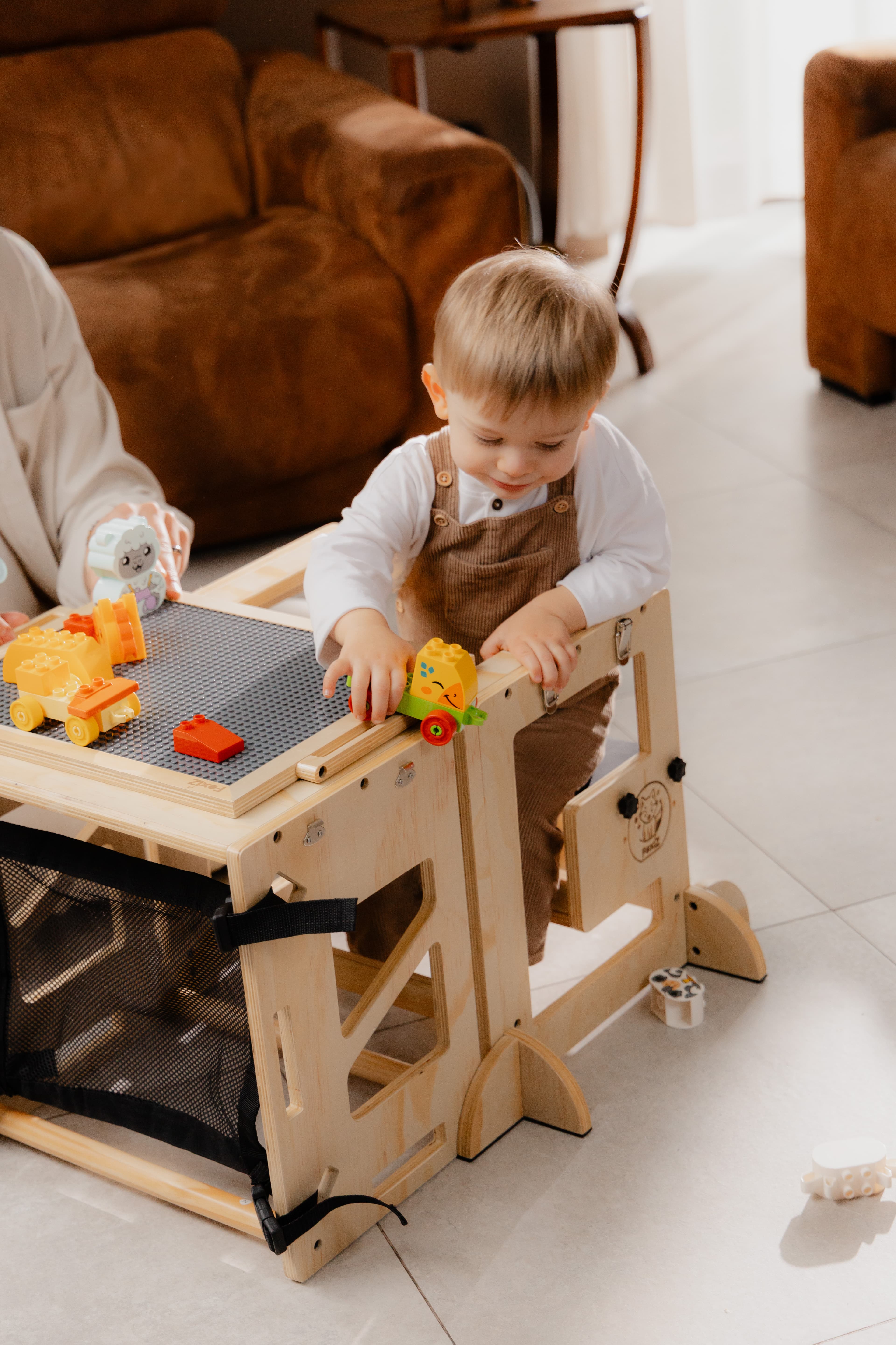 Child playing autonomously on the Foxiz table