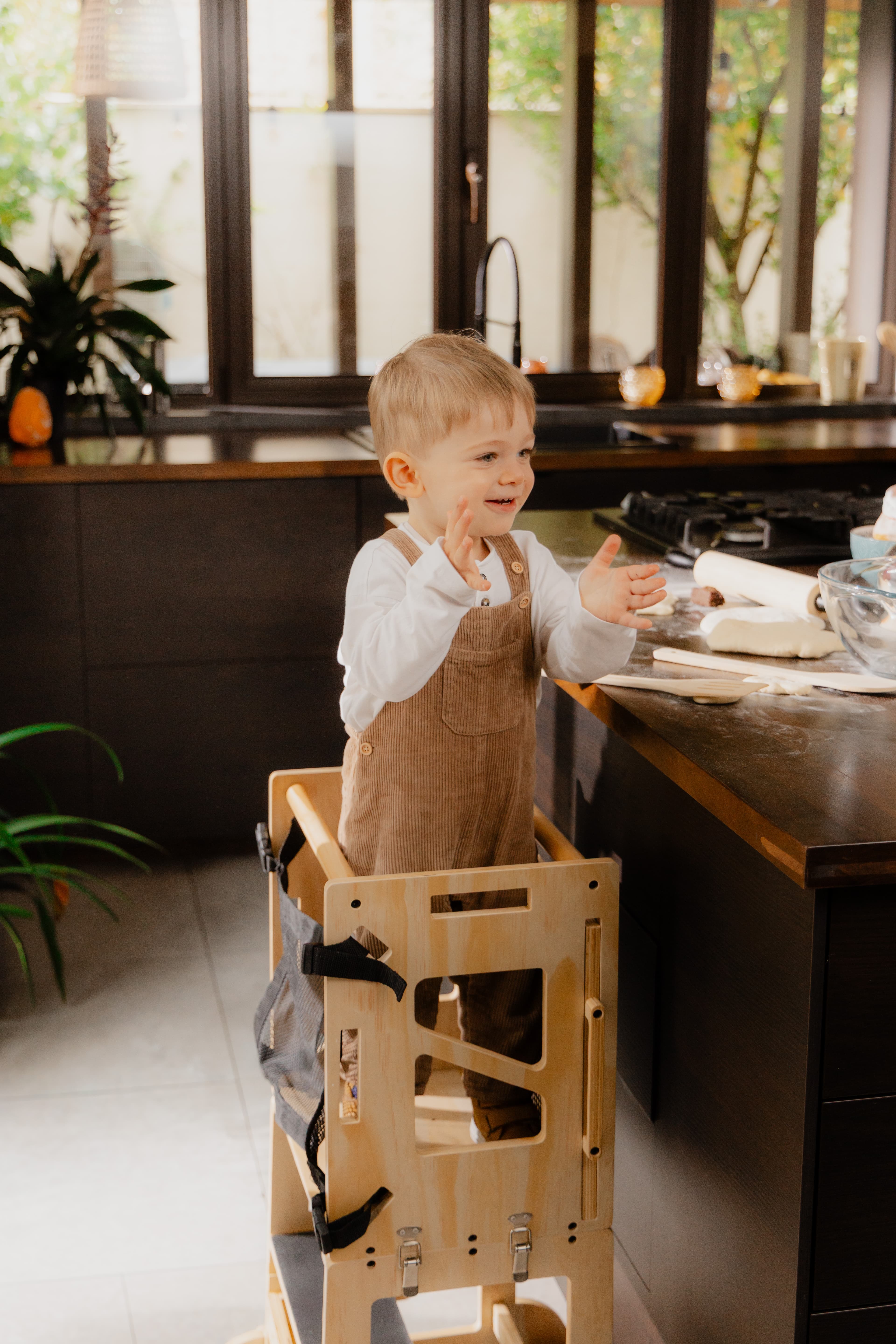 Child smiling in the Foxiz tower in the kitchen